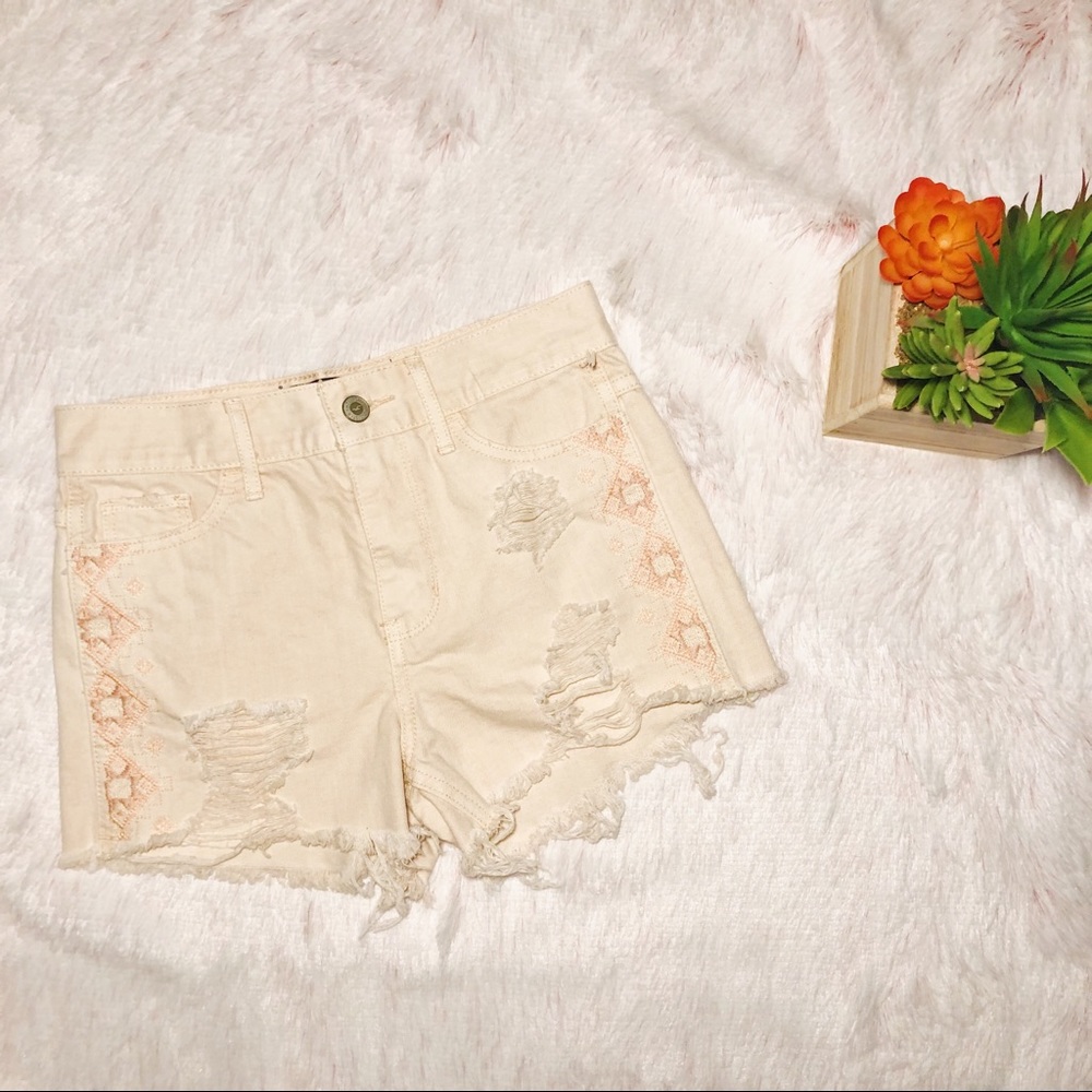 Hollister Pink Embroidered Shorts - Picture 3 of 7